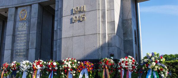 Венки у Мемориала павшим советским воинам в берлинском парке Тиргартен в День освобождения (День Победы во Второй Мировой войне). - Sputnik Латвия
