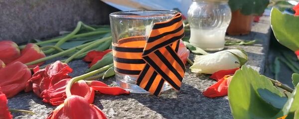 Море цветов рижане оставили у подножия памятника Освободителям в День Победы - Sputnik Латвия