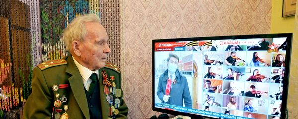 Ветеран Великой Отечественной войны Иван Иванович Довиденко смотрит онлайн-трансляцию акции Бессмертный полк Ветеран Великой Отечественной войны Иван Иванович Довиденко смотрит онлайн-трансляцию акции Бессмертный полк - Sputnik Latvija