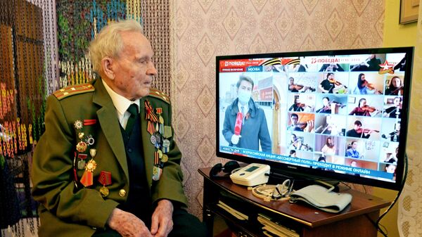 Ветеран Великой Отечественной войны Иван Иванович Довиденко смотрит онлайн-трансляцию акции Бессмертный полк - Sputnik Латвия