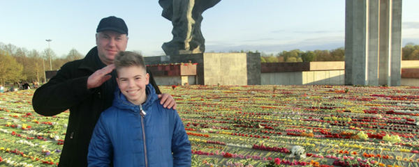 Сергей Дубовский с сыном у Монумента Победы в Риге Сергей Дубовский с сыном у Монумента Победы в Риге - Sputnik Latvija