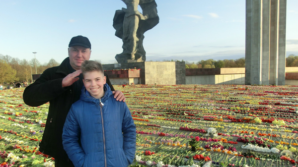 Сергей Дубовский с сыном у Монумента Победы в Риге - Sputnik Latvija