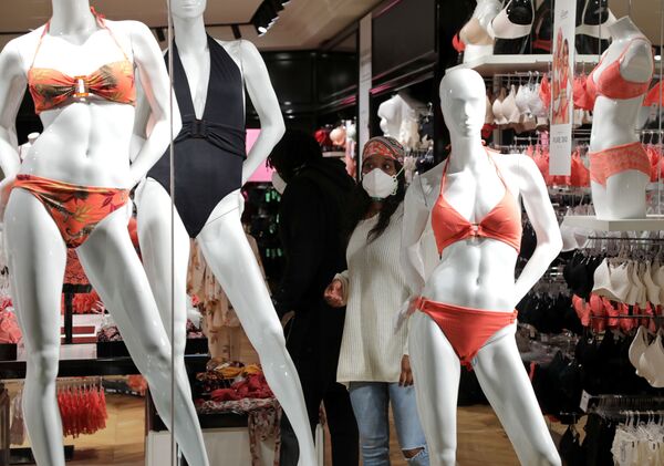 Sieviete sejas maskā peldkostīmu veikalā Francijā - Sputnik Latvija