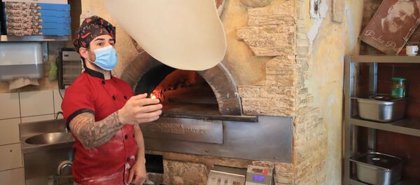 Приготовление пиццы в ресторане после облегчения карантинных мер в Германии - Sputnik Латвия