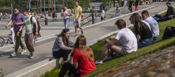 Жители Варшавы на берегу реки Вислы в Польше  - Sputnik Латвия