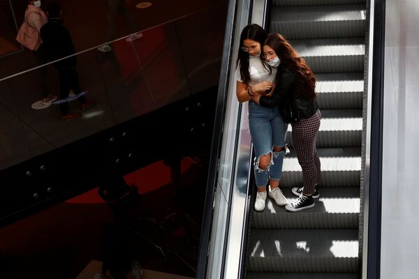 Девушки в торговом центре после облегчения карантинных мер в Бельгии  - Sputnik Латвия