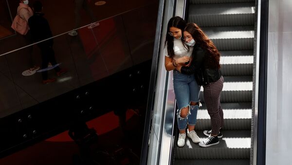 Девушки в торговом центре после облегчения карантинных мер в Бельгии  - Sputnik Латвия