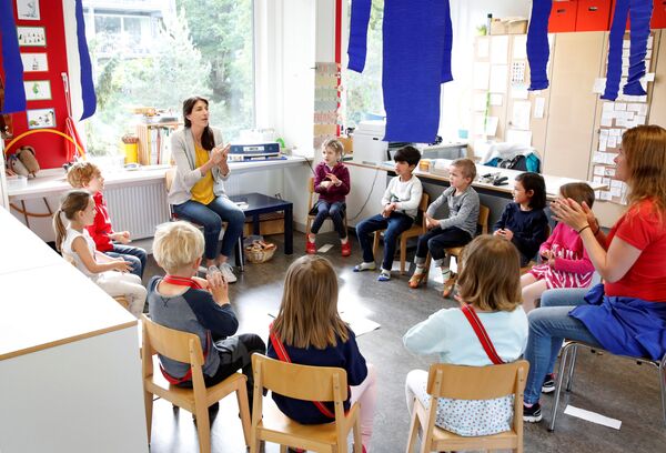 Дети в детском саду после облегчения карантинных мер в Швейцарии  - Sputnik Латвия