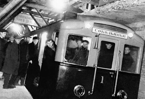 Первый поезд московского метро во время пробного рейса - Sputnik Латвия