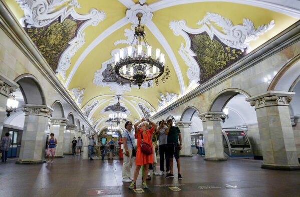 Туристы на станции Комсомольская кольцевой линии Московского метрополитена - Sputnik Латвия