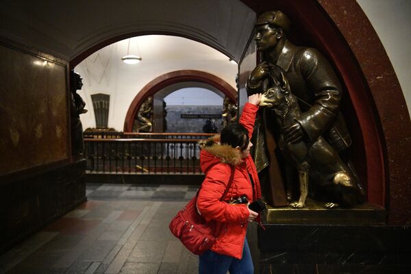 Девушка на станции Площадь Революции Московского метрополитена - Sputnik Латвия