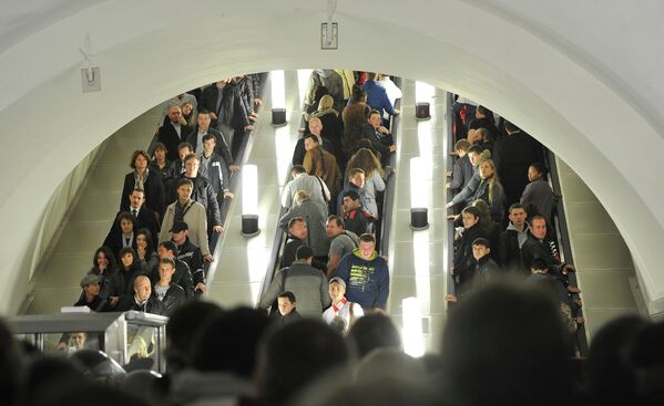 Пассажиры на станции Парк культуры кольцевой линии Московского метрополитена в час пик - Sputnik Латвия