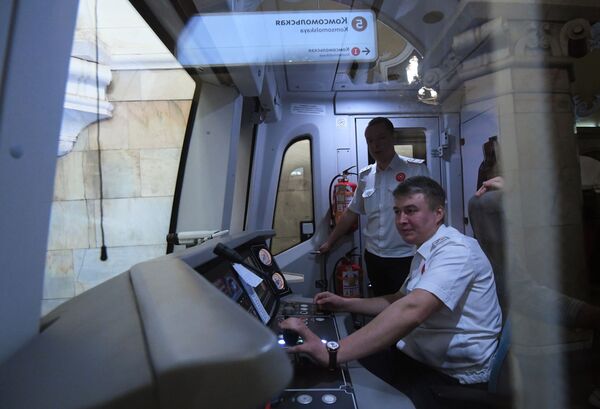 Машинисты поезда Москва на параде поездов московского метро - Sputnik Латвия