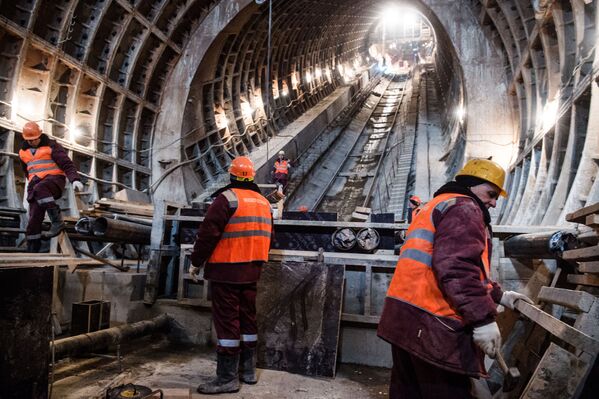 Рабочие во время строительства станции Фонвизинская Московского метрополитена - Sputnik Латвия