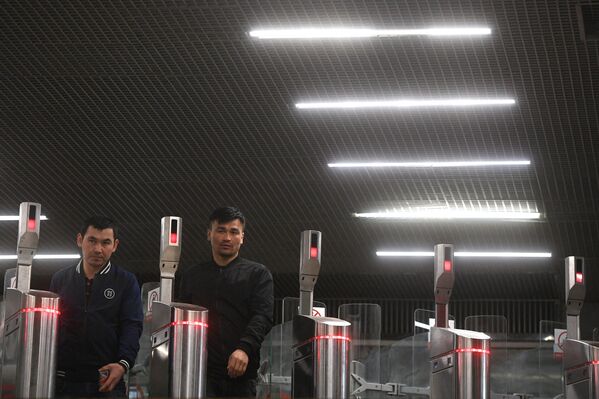 Пассажиры московского метро проходят через турникеты на станции Октябрьское Поле - Sputnik Латвия