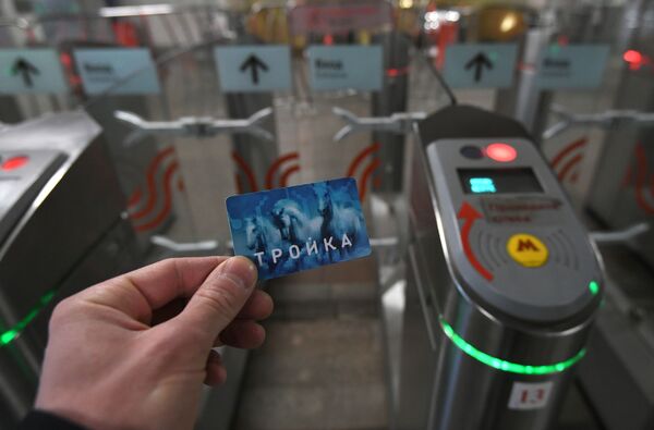 Пассажир проходит с картой Тройка через турникет на станции метро Тушинская в Москве - Sputnik Латвия