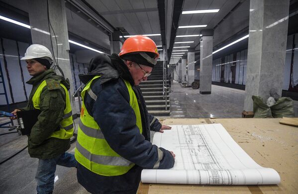 Инженер на строительстве станции Московского метрополитена Коммунарка на Сокольнической линии - Sputnik Латвия