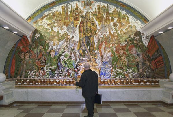Панно, посвященное победе советского народа в Великой Отечественной войне 1941-1945 годов, на одной из стен станции московского метро Парк Победы - Sputnik Латвия