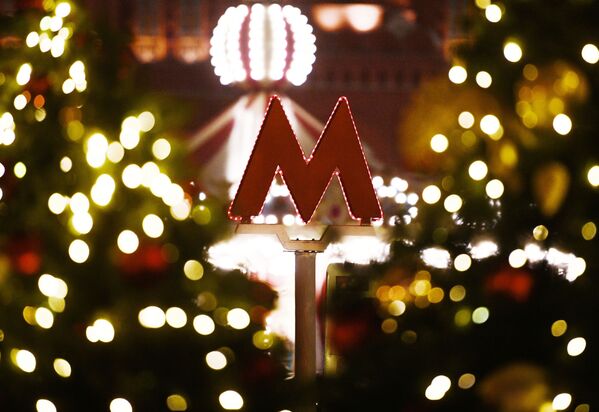 Красная буква М – логотип Московского метро - Sputnik Латвия