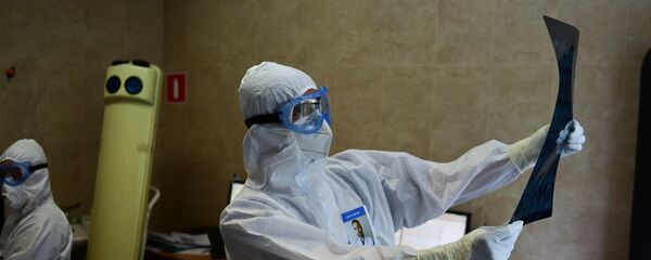Врачи клинической больницы в Москве, переоснащенной для лечения пациентов с COVID-19 Врачи клинической больницы в Москве, переоснащенной для лечения пациентов с COVID-19 - Sputnik Latvija