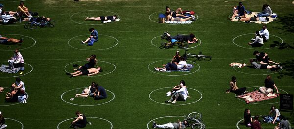 Соблюдающие социальную дистанцию посетители парка Domino в Нью-Йорке, США - Sputnik Латвия