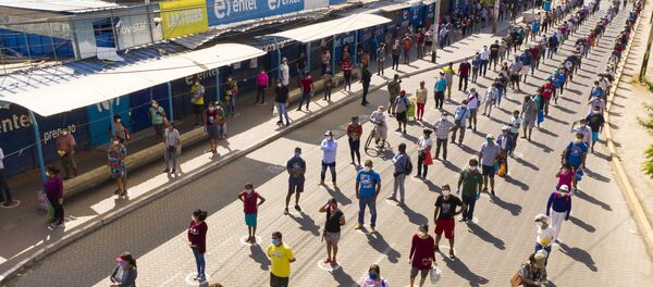 Очередь на рынок, устроенная по принципу социальной дистанции, в городе Пьюра, Перу - Sputnik Latvija