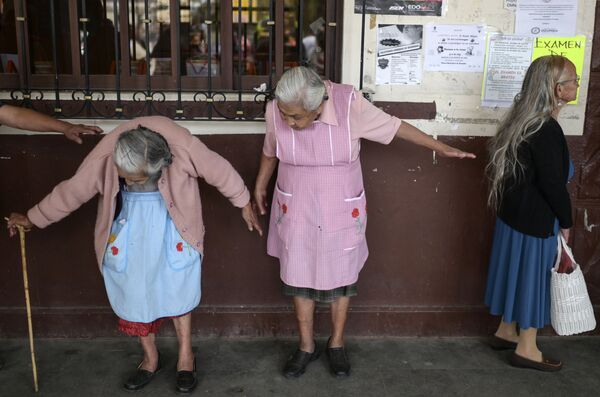 Женщины в очереди на регистрацию по программе социальной помощи, Озумба, Мексика - Sputnik Латвия