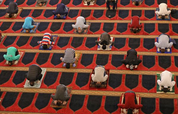 Пятничная молитва во время священного месяца Рамадан в мечети Мухаммеда аль-Амина в Бейруте - Sputnik Латвия