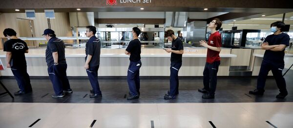 Очередь в столовой на заводе Kawasaki Mitsubishi Fuso Truck and Bus Corp. в Японии Очередь в столовой на заводе Kawasaki Mitsubishi Fuso Truck and Bus Corp. в Японии - Sputnik Latvija