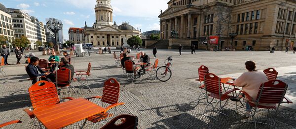 Люди наслаждаются погодой в кафе на площади Жандарменмаркт в Берлине, соблюдая принцип социальной дистанции Люди наслаждаются погодой в кафе на площади Жандарменмаркт в Берлине, соблюдая принцип социальной дистанции - Sputnik Latvija