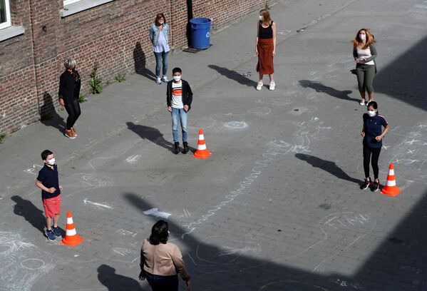 Учителя и ученики соблюдают правила дистанцирования на открытии школы после вспышки коронавируса в Джумете, Бельгия  - Sputnik Латвия