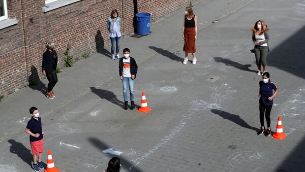 Учителя и ученики соблюдают правила дистанцирования на открытии школы после вспышки коронавируса в Джумете, Бельгия  - Sputnik Латвия