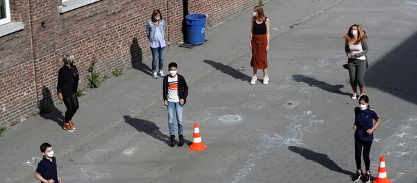 Учителя и ученики соблюдают правила дистанцирования на открытии школы после вспышки коронавируса в Джумете, Бельгия  - Sputnik Латвия