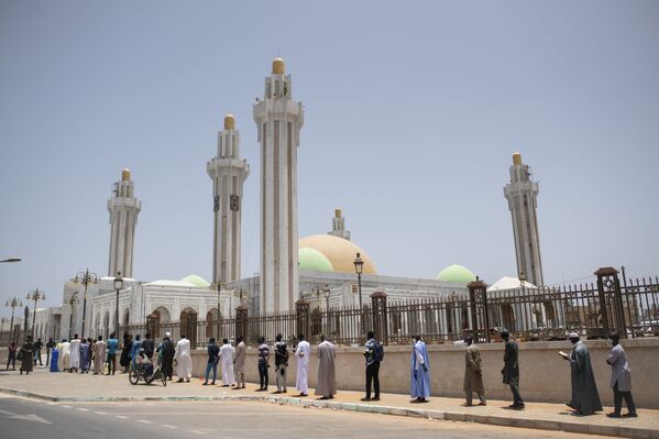 Очередь в мечеть в Дакаре, Сенегал - Sputnik Латвия