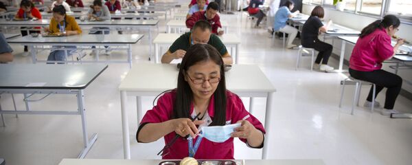 Сотрудники завода в Пекине во время обеда в столовой  - Sputnik Латвия