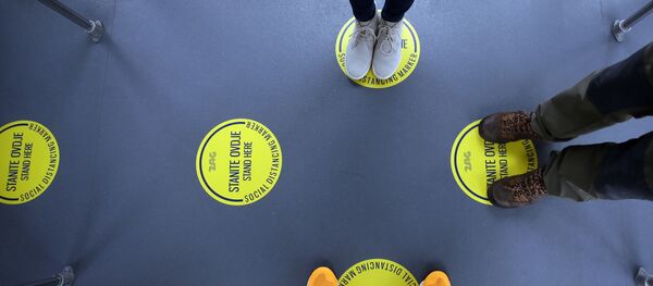 Пассажиры соблюдают социальную дистанцию в автобусе международного аэропорта Загреба, Хорватия Пассажиры соблюдают социальную дистанцию в автобусе международного аэропорта Загреба, Хорватия - Sputnik Latvija