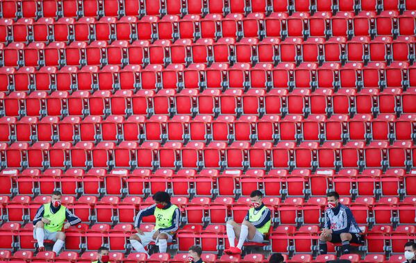 Футболисты на трибунах соблюдают социальную дистанцию во время матча «ФК Юнион Берлин» - «Бавария» в Берлине, Германия - Sputnik Латвия