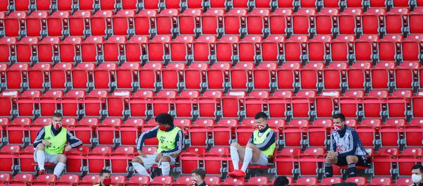 Футболисты на трибунах соблюдают социальную дистанцию во время матча «ФК Юнион Берлин» - «Бавария» в Берлине, Германия - Sputnik Латвия