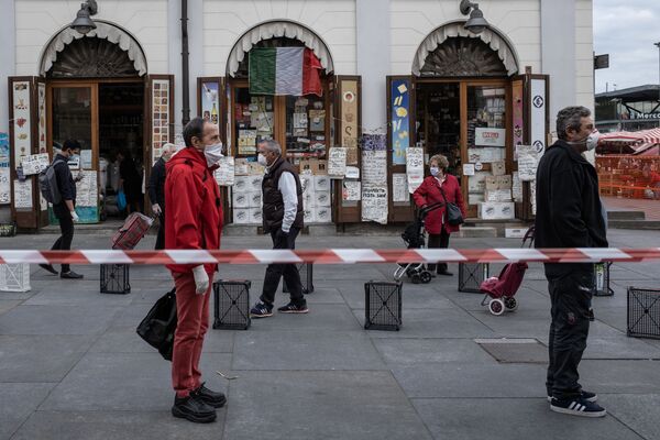 Люди соблюдают социальную дистанцию в очереди на продовольственном рыке Porta Palazzo в Турине, Италия - Sputnik Латвия
