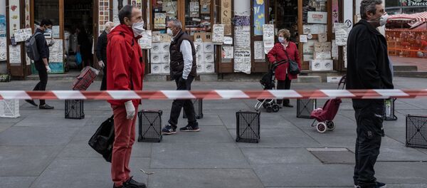 Люди соблюдают социальную дистанцию в очереди на продовольственном рыке Porta Palazzo в Турине, Италия Люди соблюдают социальную дистанцию в очереди на продовольственном рыке Porta Palazzo в Турине, Италия - Sputnik Latvija