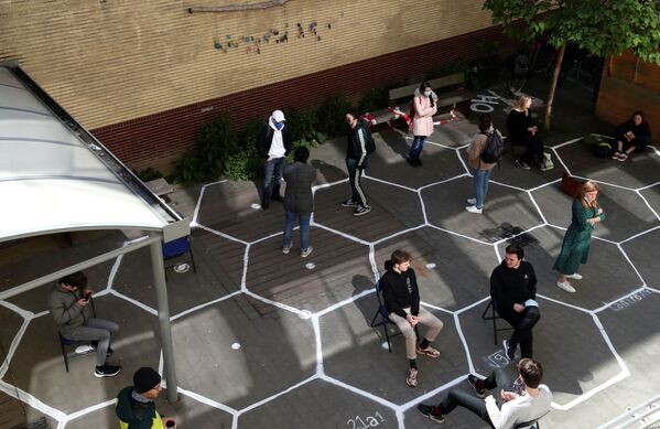 Учащиеся соблюдают социальную дистанцию в школьном дворе в Брюсселе, Бельгия - Sputnik Латвия
