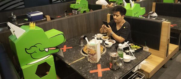 Посетитель в ресторане торгового центра в Бангкоке, Таиланд Посетитель в ресторане торгового центра в Бангкоке, Таиланд - Sputnik Latvija