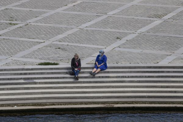 Женщины на набережной Сены в Париже - Sputnik Латвия