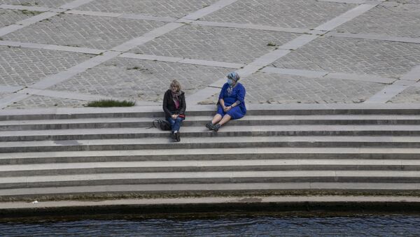 Женщины на набережной Сены в Париже - Sputnik Latvija