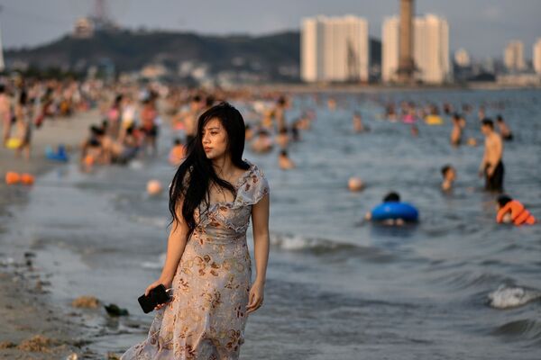 Девушка на пляже Bai Chay во Вьетнаме  - Sputnik Латвия