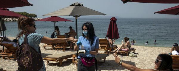 Отдыхающие во время аренды шезлонгов на пляже в Греции   - Sputnik Latvija