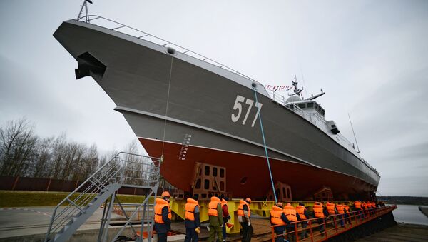 Спуск на воду первого серийного малого ракетного корабля проекта 22800 Каракурт - Sputnik Latvija