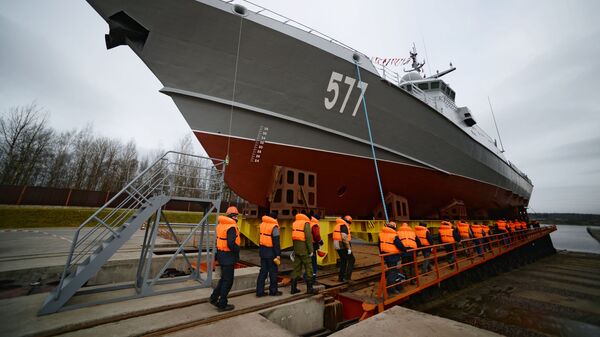 Спуск на воду первого серийного малого ракетного корабля проекта 22800 Каракурт - Sputnik Латвия