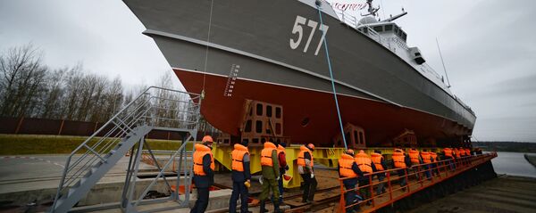 Спуск на воду первого серийного малого ракетного корабля проекта 22800 Каракурт Спуск на воду первого серийного малого ракетного корабля проекта 22800 Каракурт - Sputnik Latvija