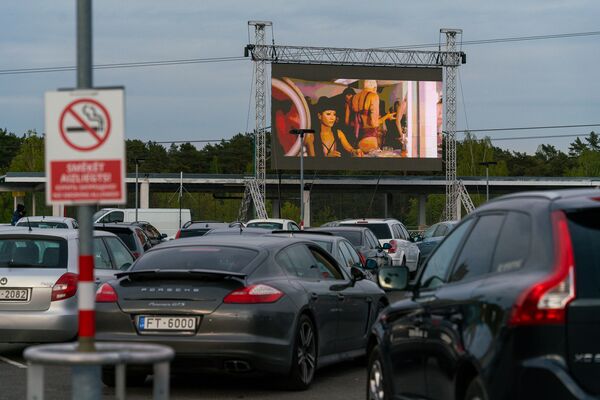 Кинотеатр под открытым небом на крыше автостоянки торгового парка Alfa - Sputnik Латвия